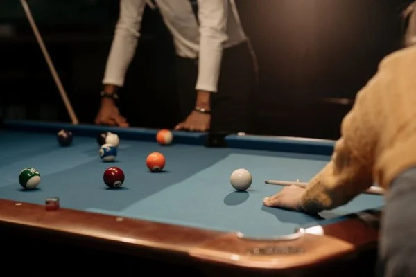 snooker player cue shot